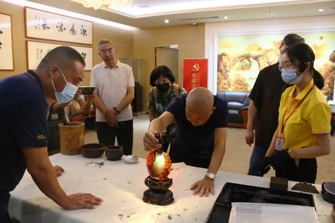 展示了鎮館之寶“藍珀佛首”