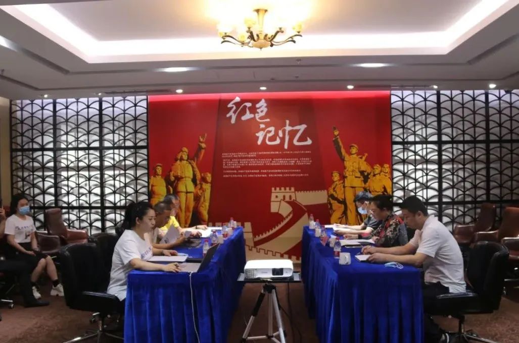 全體人員在黨群活動中心會議室進行了座談會議