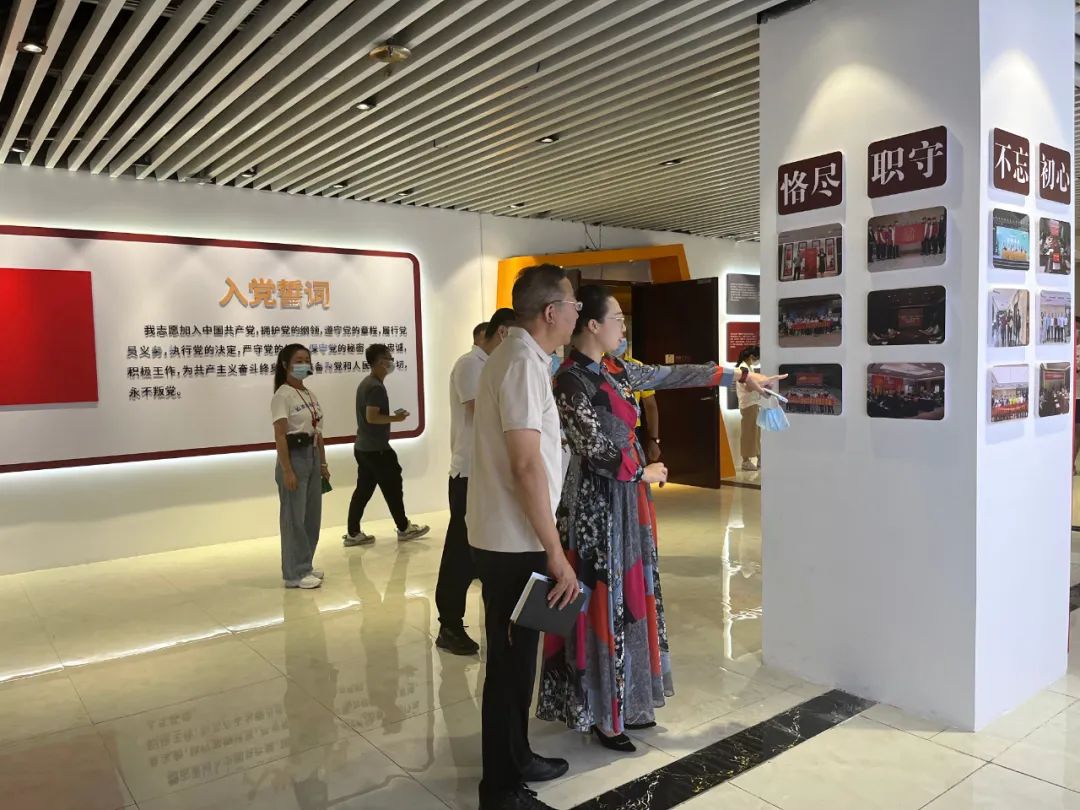 參觀黨群服務中心的黨建文化墻以及榮譽墻等配套內容