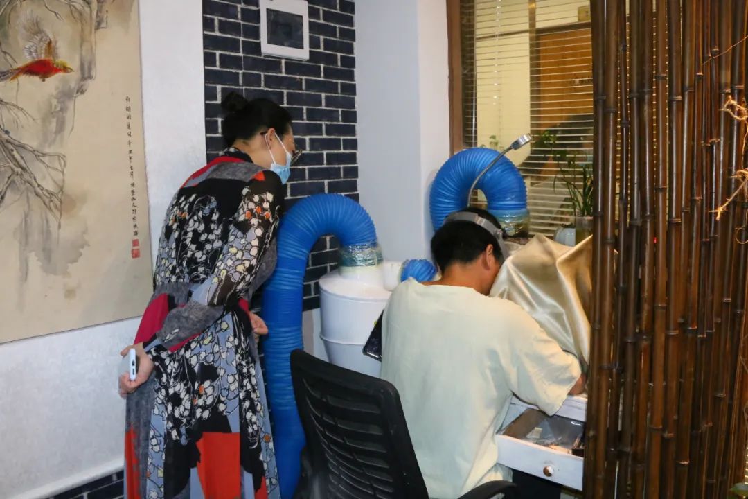 集原料批發、成品售賣、加工設計、電商直播于一體的琥珀產業鏈
