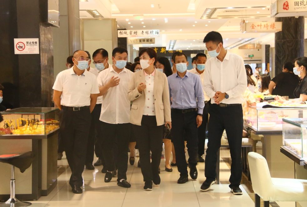 代總經理吳文勝先生以及相關工作人員熱情接待并匯報了園區相關配套設施情況