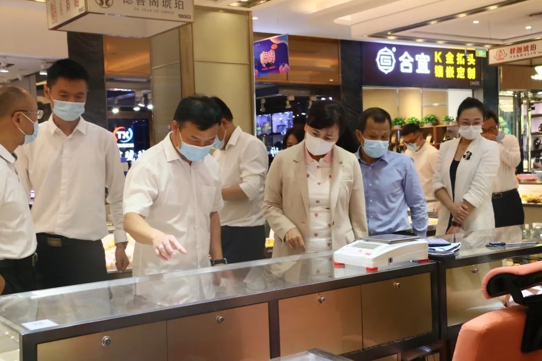考察組一行人重點考察了市場