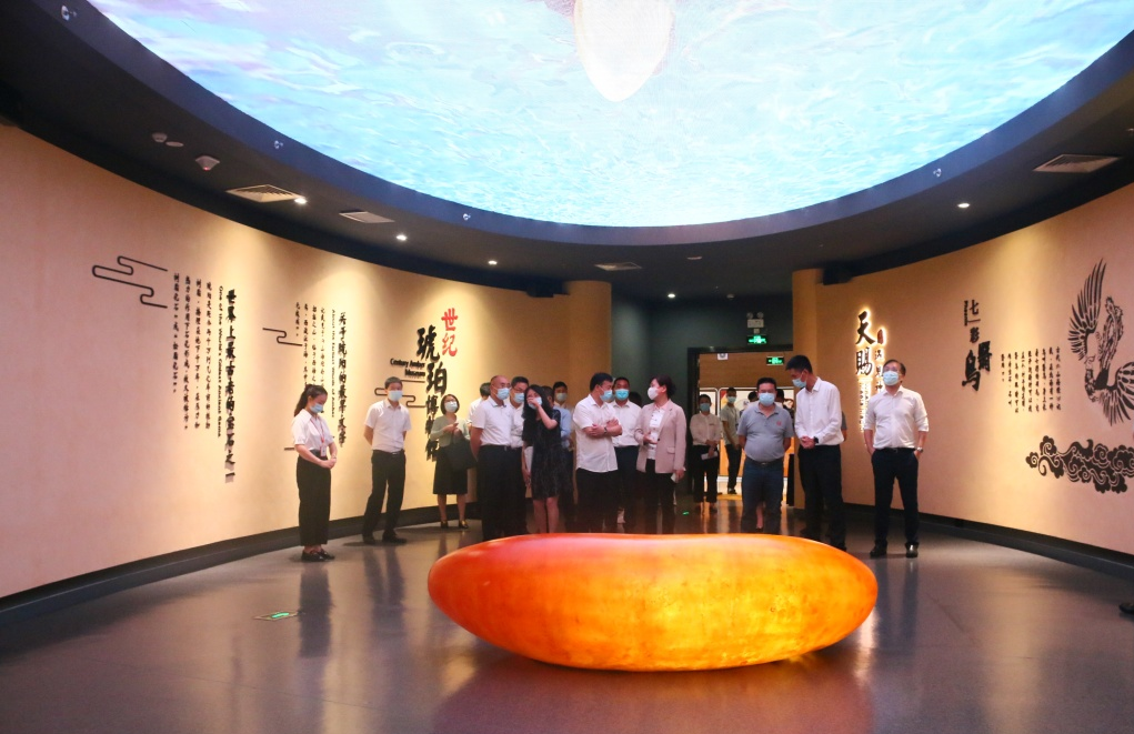 考察組一起參觀世紀琥珀博物館