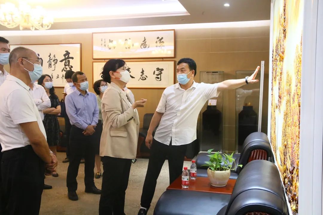 講解員介紹世紀琥珀博物館