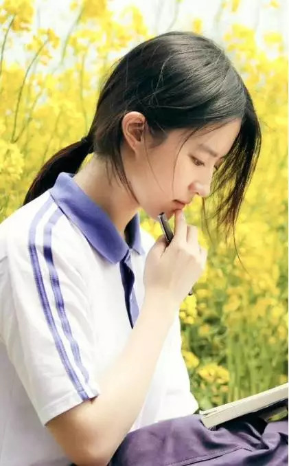 是《致青春·原來你還在這里》中青春明媚的蘇韻錦