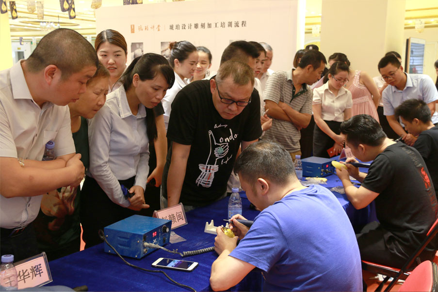 第三屆寶博會松崗琥珀分會場“琥珀講堂——琥珀雕刻大師現場展示雕刻技藝