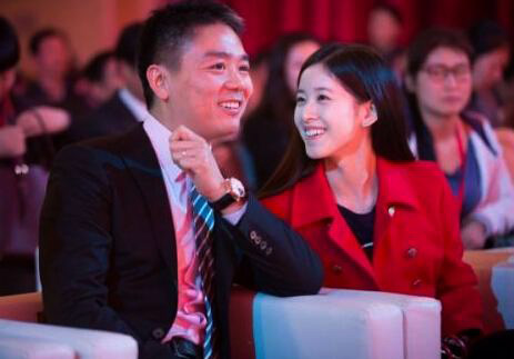 劉強東奶茶妹夫妻兩人恩愛圖片，松崗琥珀國際交易市場